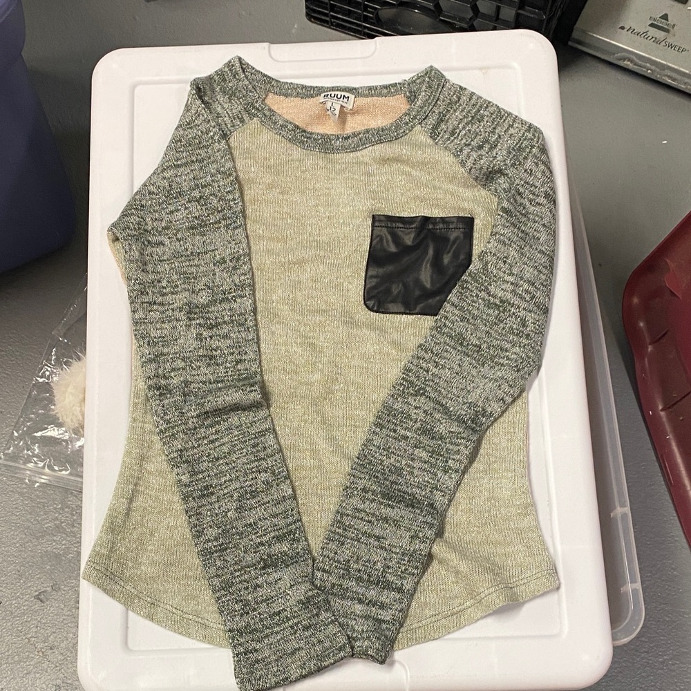 Ruum Girl’s Heather Gray and Pink lightweight Sweater with Black Pocket